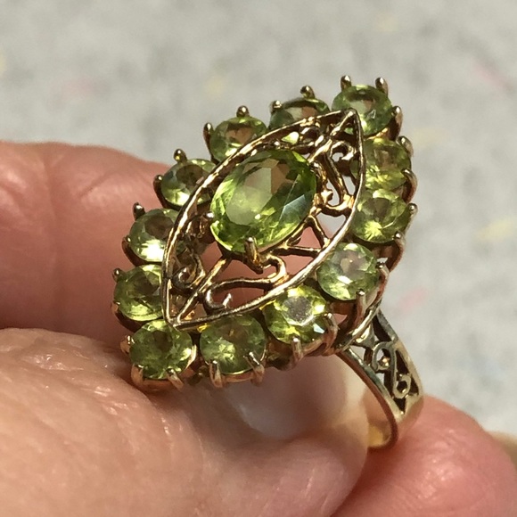 10kt Gold Peridot Ring - Picture 8 of 8